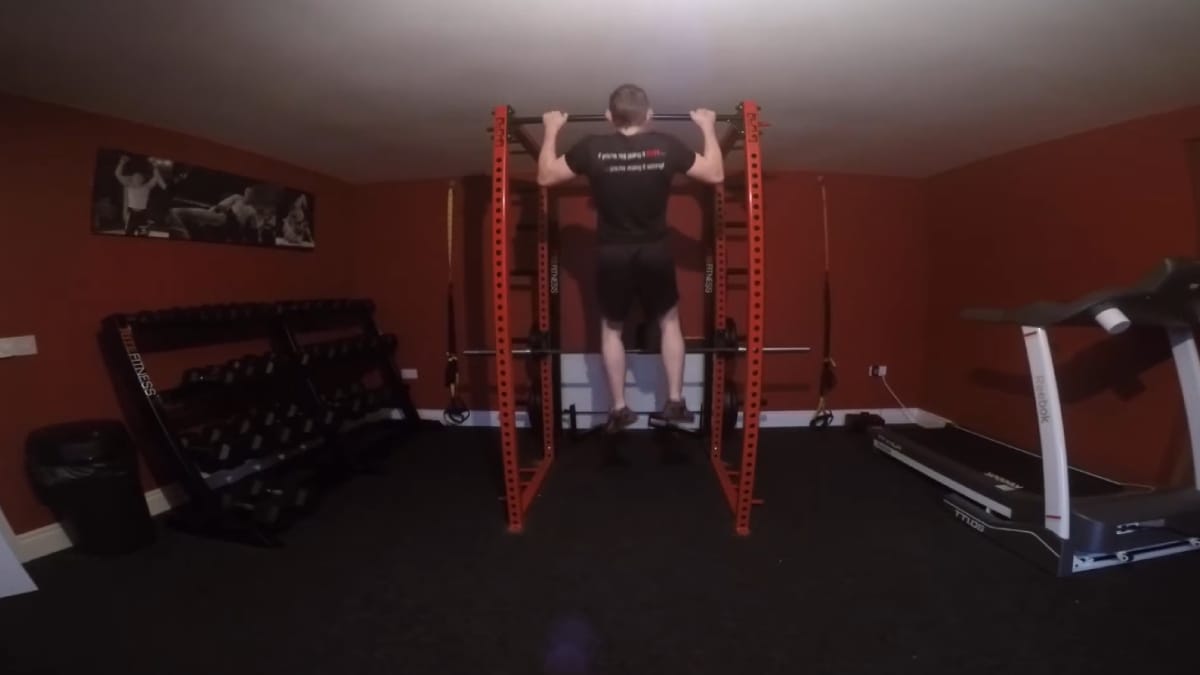 O atleta Damien Rooney dividiu o desafio em blocos de dois minutos, com intervalos de 30 segundos para descanso (Reprodução: Damien Rooney/ YouTube)