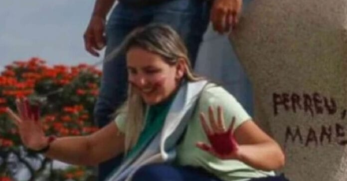 'Débora do Batom' escreveu 'Perdeu, Mané' em estátua / Reprodução