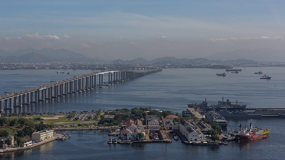 A construção da ponte marcou uma nova fase no transporte entre o Rio de Janeiro e Niterói (Foto: Diego Baravelli/ Wikimedia Commons)