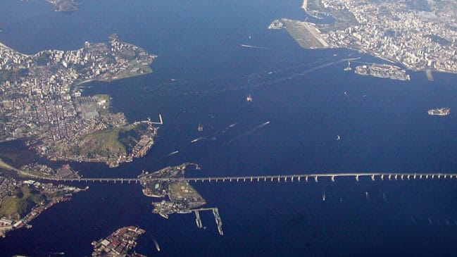 A construção da ponte se tornou um marco da engenharia brasileira e transformou a ligação entre duas cidades (Foto: Edgar El/ Wikimedia Commons)