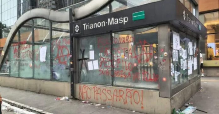 Frases contra Bolsonaro foram pichadas em um dos acessos à estação Trianon-Masp, na Avenida Paulista / Reprodução/redes sociais