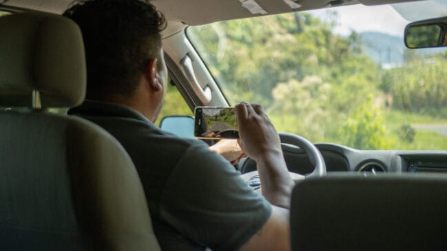 Aplicativo permite transformar um celular Android antigo em câmera veicular para gravar trajetos e registrar informações por GPS (Foto: Fausto Hernández/ Pexels)