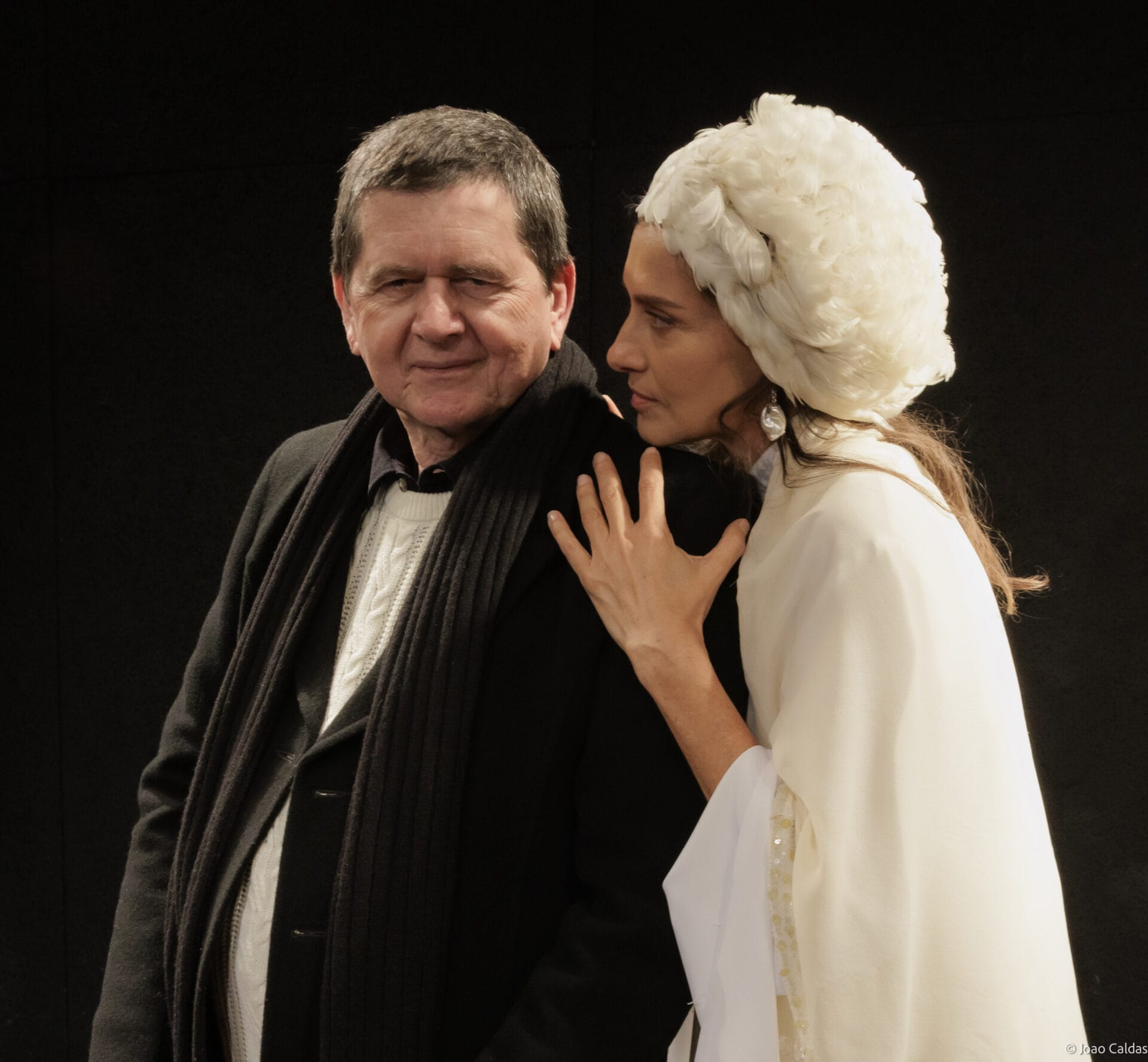 Apesar da trajetória artística, o personagem se vê diante de um passado que ainda não conseguiu superar ao reencontrar Irene (Maria Fernanda Cândido), antiga musa com quem compartilha uma história marcada por desejos e possibilidades deixadas para trás