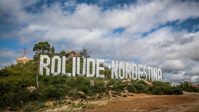 No alto de Cabaceiras, o letreiro “Roliúde Nordestina” anuncia a relação da pequena cidade do Cariri com dezenas de produções do cinema e da televisão (Foto: Prefeitura de Cabaceiras) Site Padrão