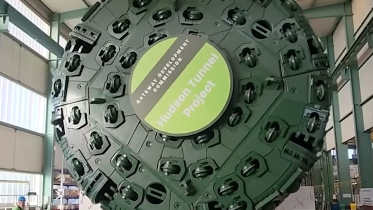 Equipamento de engenharia foi projetado para escavar até nove metros de rocha por dia durante as obras do Hudson Tunnel Project (Reprodução: Gateway Development Commission/ YouTube)