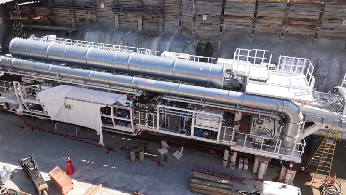 Gigantesca tuneladora utiliza discos metálicos para perfurar rochas e mecanismos que instalam revestimentos de concreto no interior do túnel (Reprodução: Gateway Development Commission/ YouTube)