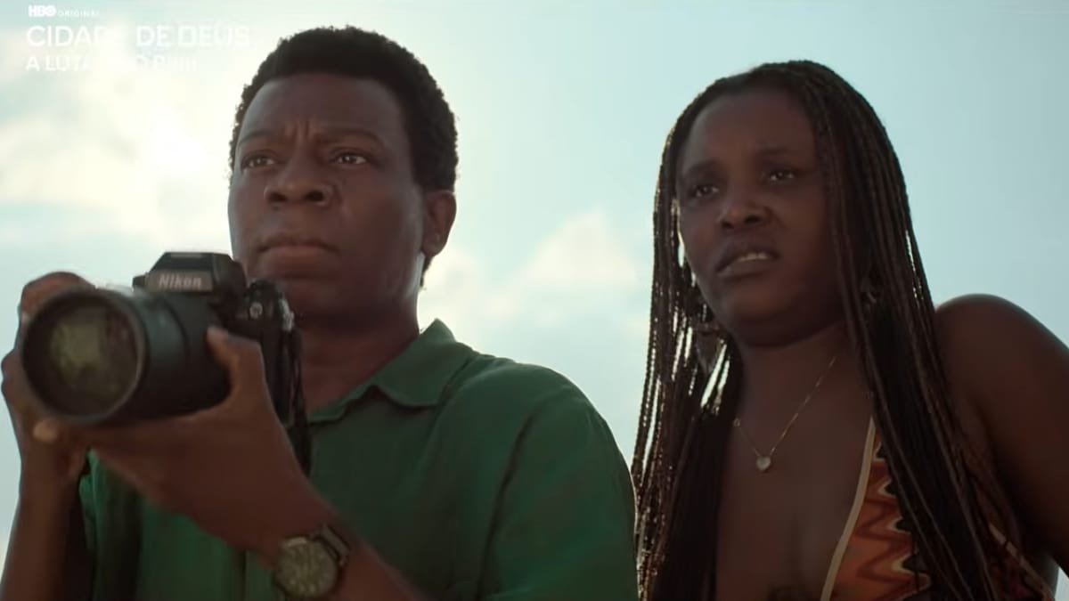 Alexandre Rodrigues volta a interpretar Buscapé na nova temporada da série, que dá continuidade à história do filme de 2002 (Reprodução: HBO MAX)