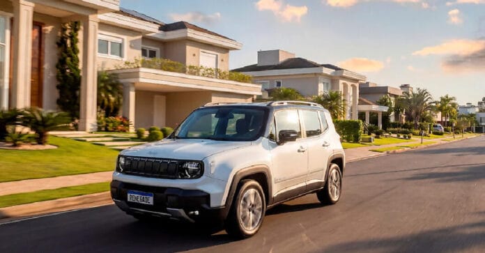 Lançado em 2015, Jeep Renegade foi o primeiro modelo da marca fabricado no Polo Automotivo Stellantis de Goiana (PE) / Divulgação