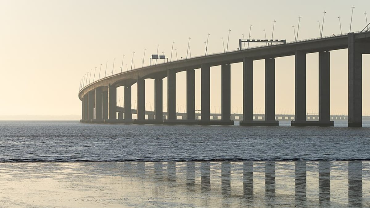 Apesar da associação com o futebol brasileiro, o nome da ponte portuguesa homenageia o navegador Vasco da Gama (Foto: Jules Verne Times Two/ Wikimedia Commons)