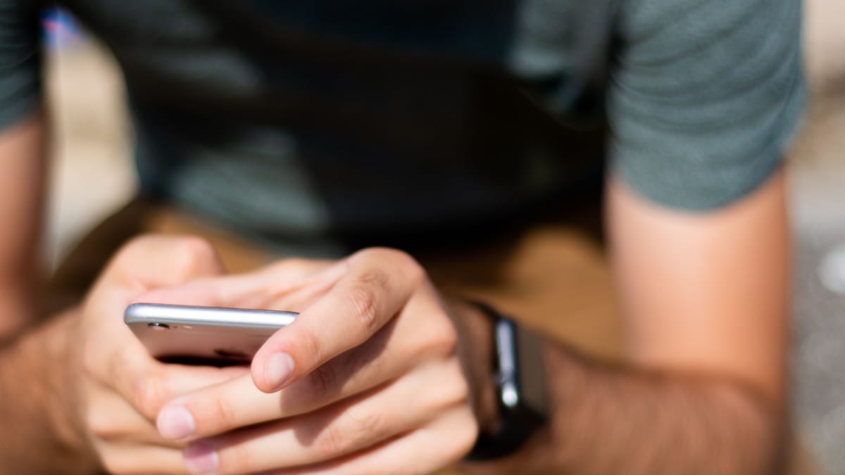 Configurações do celular permitem controlar quais notificações aparecem na tela bloqueada (Foto: Katrien Grevendonck/ Pexels)