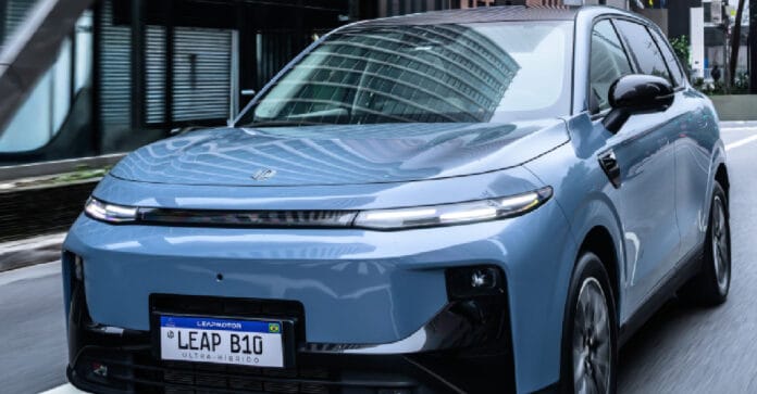A tecnologia REEV utiliza motor elétrico traseiro de 218 cavalos de potência e 24,4 kgfm de torque, associado à bateria de 18,8 kWh. Sob o capô, está o motor-gerador a gasolina, que recarrega e alimenta o propulsor elétrico e estende a autonomia total para até 900 quilômetros / Divulgação