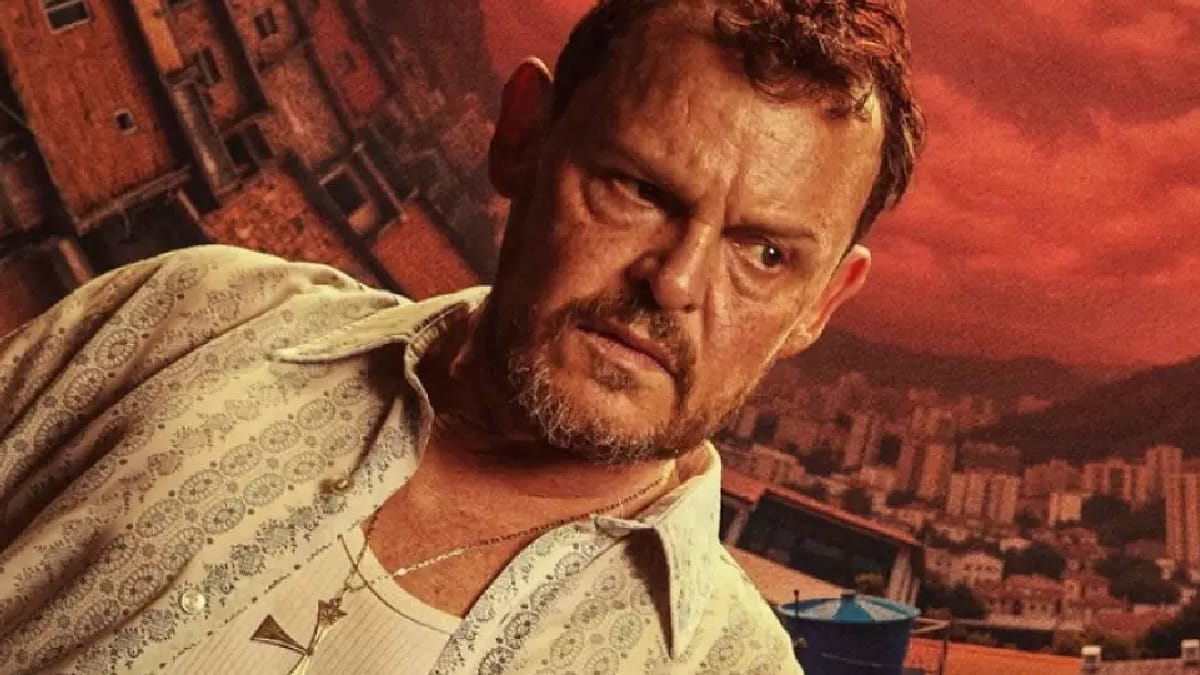 Matheus Nachtergaele retorna como Sandro Cenoura na segunda temporada de “Cidade de Deus: A Luta Não Para”, que estreia em novembro (Reprodução: HBO MAX)