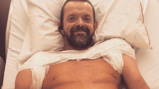 Cirurgia histórica: Realizado no Hospital Édouard-Herriot, na França, o procedimento pioneiro durou cerca de 15 horas de extrema precisão cirúrgica / Reprodução