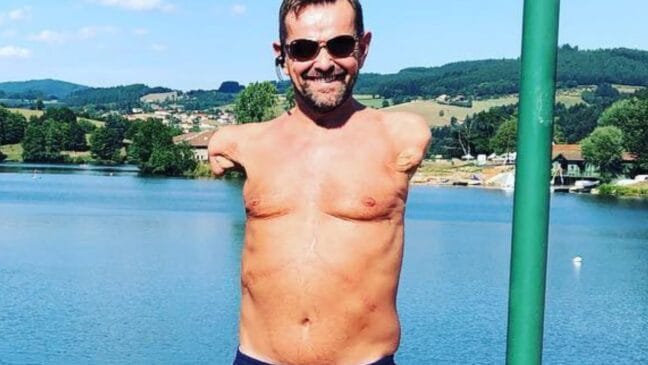 Reencontro emocional: após 23 anos de readaptação e intensa fisioterapia, Felix recuperou a mobilidade e realizou o sonho de voltar a abraçar as filhas e os netos / Reprodução