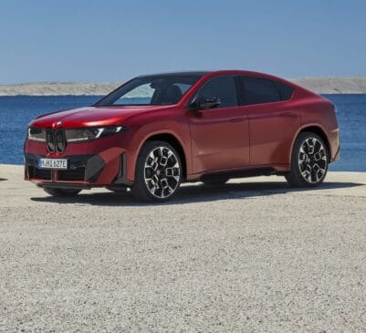 Sempre com dois motores elétricos – um em cada eixo –, o iX4 tem na versão topo de linha M60 xDrive 612 cavalos de potência e 89,3 kgfm de torque / Divulgação