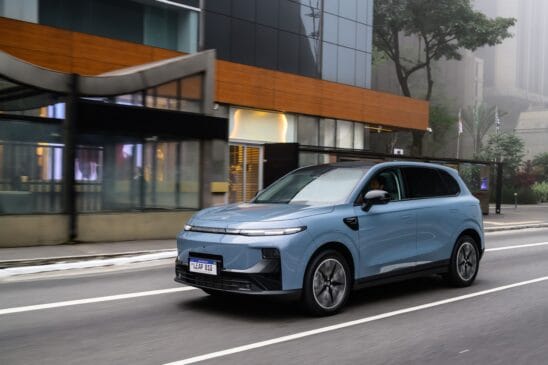 A tecnologia REEV utiliza motor elétrico traseiro de 218 cavalos de potência e 24,4 kgfm de torque, associado à bateria de 18,8 kWh. Sob o capô, está o motor-gerador a gasolina, que recarrega e alimenta o propulsor elétrico e estende a autonomia total para até 900 quilômetros / Divulgação