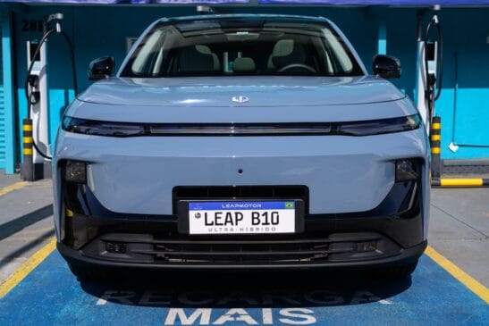 A tecnologia REEV utiliza motor elétrico traseiro de 218 cavalos de potência e 24,4 kgfm de torque, associado à bateria de 18,8 kWh. Sob o capô, está o motor-gerador a gasolina, que recarrega e alimenta o propulsor elétrico e estende a autonomia total para até 900 quilômetros / Divulgação