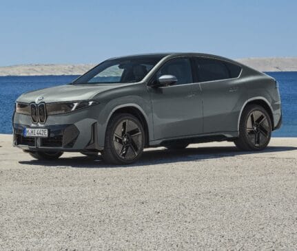 Sempre com dois motores elétricos – um em cada eixo –, o iX4 tem na versão topo de linha M60 xDrive 612 cavalos de potência e 89,3 kgfm de torque / Divulgação