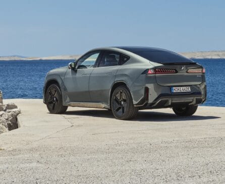 Sempre com dois motores elétricos – um em cada eixo –, o iX4 tem na versão topo de linha M60 xDrive 612 cavalos de potência e 89,3 kgfm de torque / Divulgação