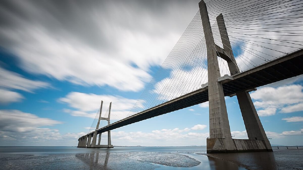 Inaugurada em 1998, a Ponte Vasco da Gama se tornou um dos principais marcos da engenharia portuguesa (Foto: Paulo Valdivieso/ Wikimedia Commons)