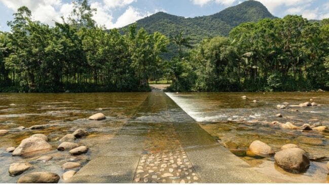 Ponte invertida construída pela Petrobras na divisa entre SC e PR muda o caminho natural da água e transforma rio em atração para turistas