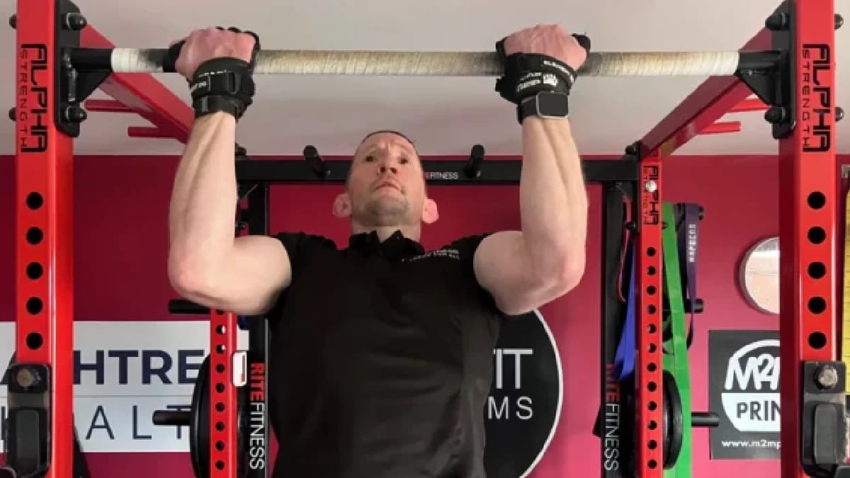 Ex-lutador de MMA, Damien Rooney superou a marca anterior de 495 repetições na barra fixa com peso adicional (Divulgação: Redes Sociais)
