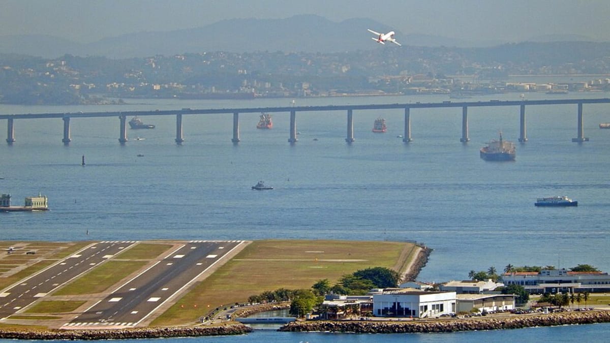 A montagem das estruturas metálicas foi um dos desafios enfrentados durante a construção da obra (Foto: Rubi Rolf/ Wikimedia Commons)