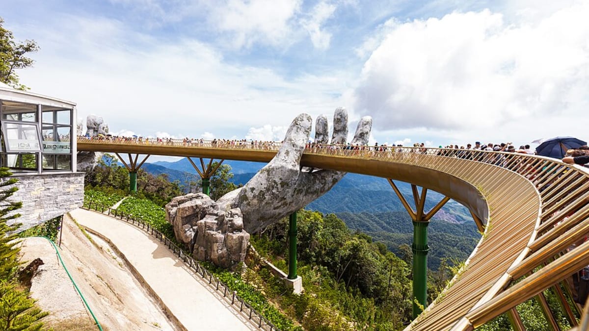 A Golden Bridge é uma das atrações turísticas mais conhecidas do Vietnã, com arquitetura que combina arte e natureza (Foto: Supanut Arunoprayote/ Wikimedia Commons)