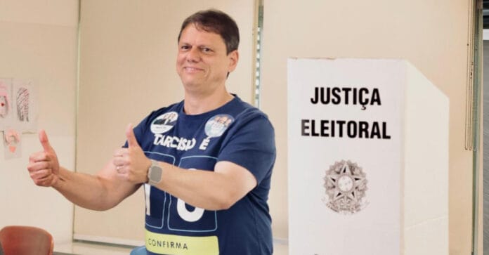 Tarcísio de Freitas e seu vice, Felicio Ramuth (MDB), comandarão o estado por mais quatro anos / Caiuá Maia/Divulgação Campanha Tarcísio de Freitas
