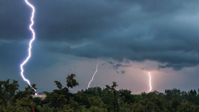Tempestades chegam com ventos de até 100 km_h e risco de granizo em 6 estados; saiba quais