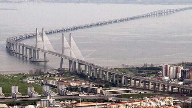 A Ponte Vasco da Gama, em Lisboa, tem cerca de 17,2 quilômetros de extensão e atravessa o rio Tejo, em Portugal (Foto: Till Niermann/ Wikimedia Commons)