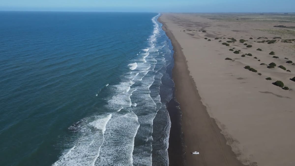 A praia do Balneário Oriente oferece uma paisagem diferente para quem busca sossego durante o verão (Reprodução: UNA CASA DE MONTE/ YouTube)