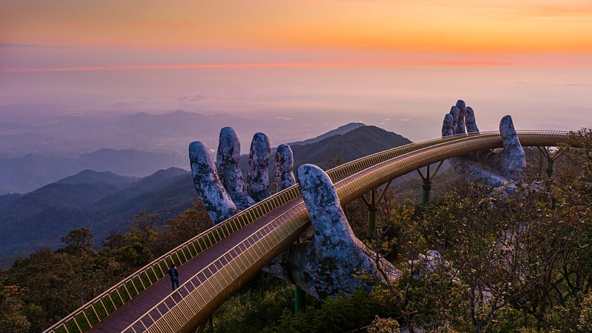 A Ponte Dourada, em Da Nang, se destaca pelo contraste entre a estrutura dourada e as esculturas monumentais em formato de mãos (Foto: Vivu Vietnam/ Wikimedia Commons )