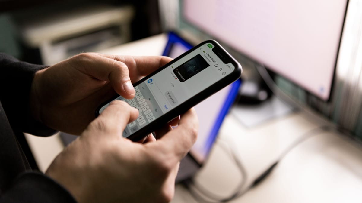 Veja como evitar que mensagens fiquem visíveis para outras pessoas na tela do celular (Foto: Vladislav Šmigelski/ Pexels)