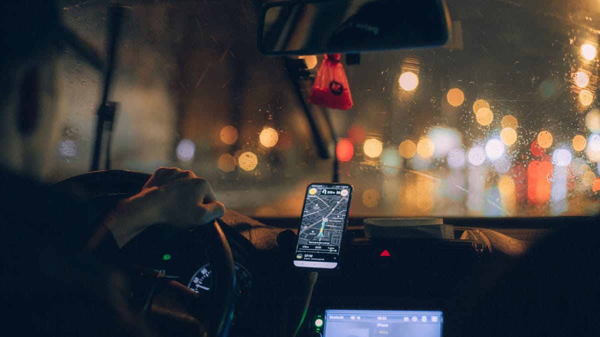 Transformar um celular antigo em câmera veicular pode ser uma alternativa para quem deseja registrar viagens sem investir em outro aparelho (Foto: Yura Forrat/ Pexels)