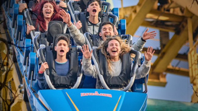 A adrenalina toma conta dos visitantes durante uma das montanhas-russas do Fantasilandia, parque que ganhará uma estrutura quase quatro vezes maior (Foto: Reprodução/Instagram @fantasilandia.oficial)