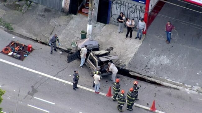 Agora: acidente grave trava trânsito na avenida Eliseu de Almeida e mobiliza Águia da PM