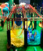 Action Park tem tobogã de 9 metros, brinquedão de cinco andares e circuito Ninja em espaço fechado para toda a família se divertir na chuva em SP