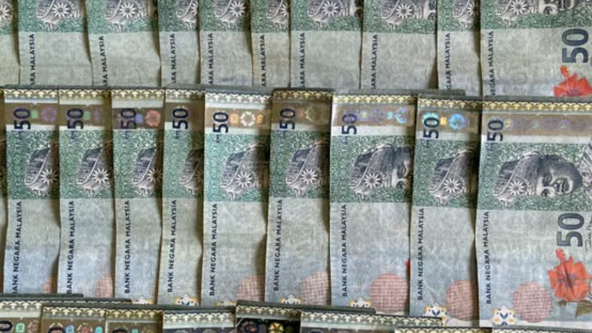 1.150.034,70 ringits, a moeda oficial da Malásia, transferidos para sete contas bancárias diferentes. Os valores vieram das economias dela e de empréstimos (Foto: Peggy Anke / Pexels)