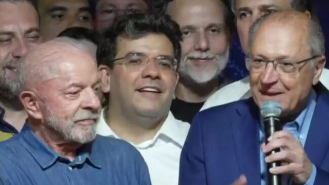 Geraldo Alckmin em discurso ao lado de Lula