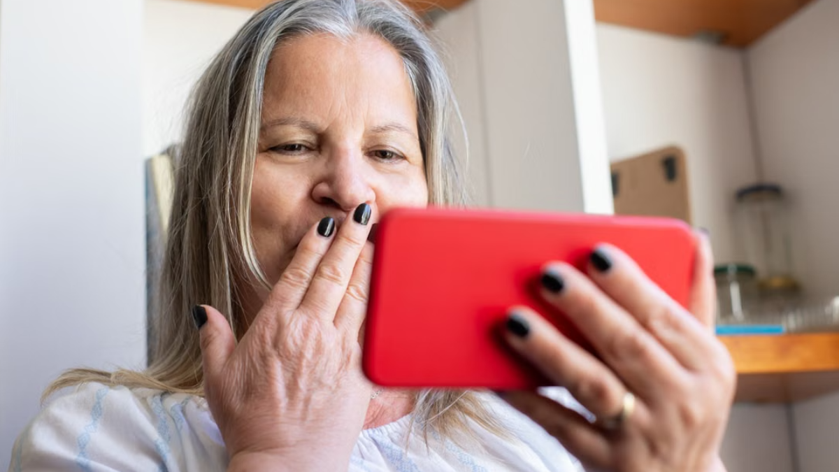 Faça chamadas de vídeo para confirmar se a pessoa corresponde ao perfil apresentado (Foto: Kampus Production / Pexels)