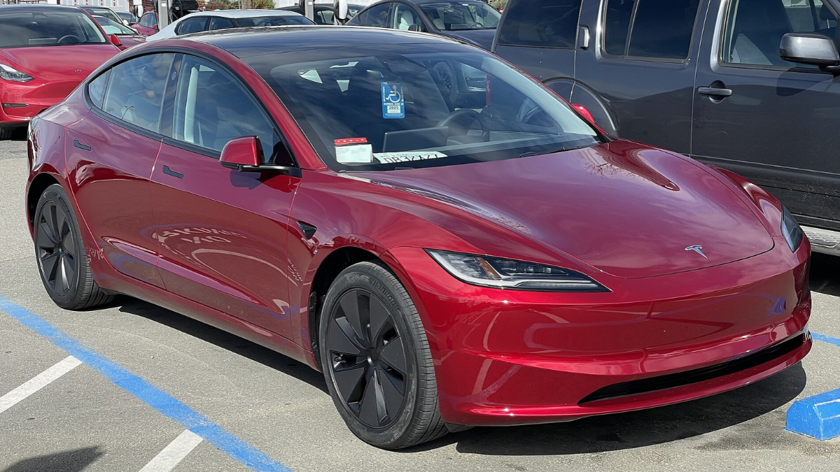 Tesla Model 3 foi usado como promessa de presente para convencer a aposentada a pagar supostas taxas de entrega (Foto: Lcaa9 / Wikimedia Commons)