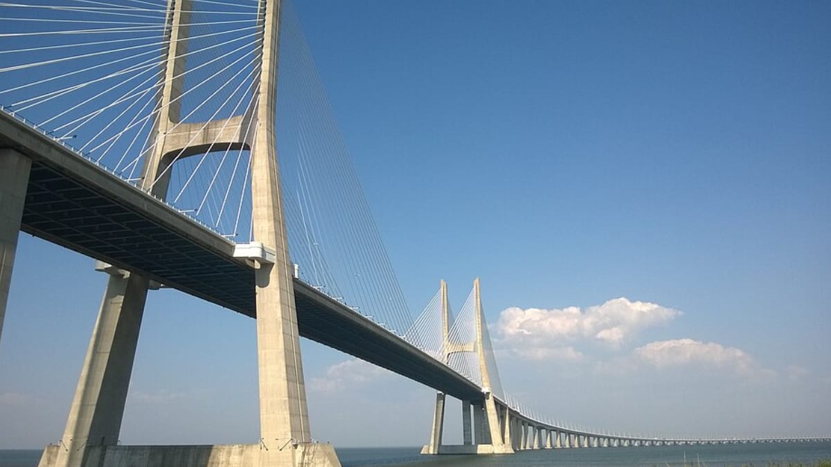 A Ponte Vasco da Gama foi inaugurada em 1998, ano em que Portugal celebrou os 500 anos da chegada do navegador à Índia (Foto: asdeliciasdabela/ Wikimedia Commons)