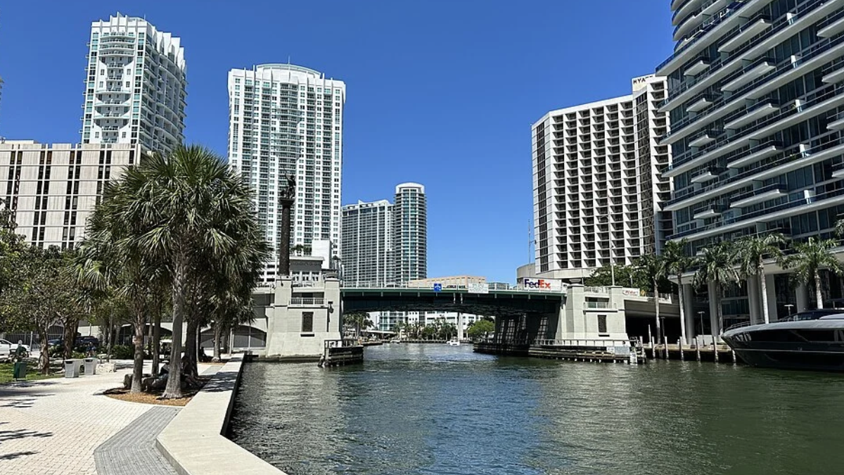 Miami passou a atrair empresários, fundos de investimento e empresas de tecnologia, tornando-se um dos principais polos concorrentes ao Vale do Silício californiano (Foto: Phillip Pessar / Wikimedia Commons)