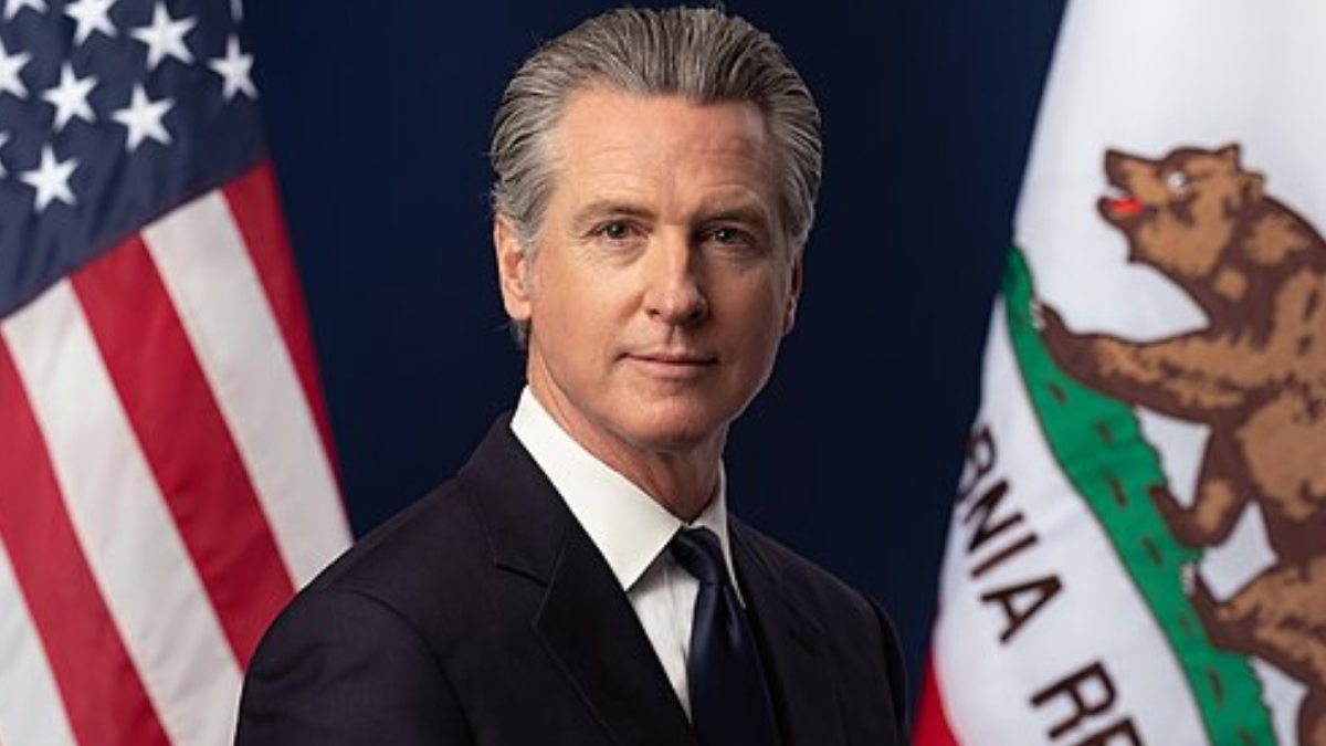 Gavin Newsom governa a Califórnia e se declarou contrário à Proposition 40 diante do risco de saída de grandes fortunas (Foto: Charles Ommanney/Office of the Governor of California / Wikimedia Commons)