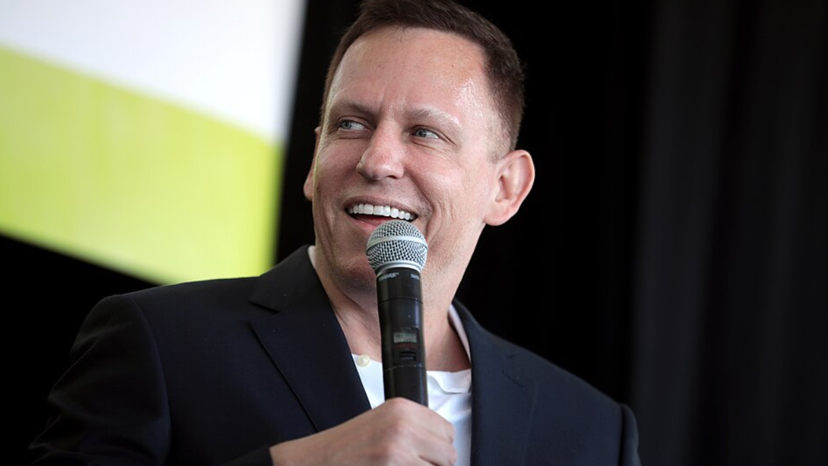 Peter Thiel, cofundador do PayPal, está entre os empresários de tecnologia envolvidos na oposição à Proposition 40 (Foto: Gage Skidmore / Wikimedia Commons)