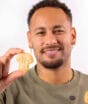 Neymar realiza sonho da mãe: jogador transforma promessa de infância em nova linha de biscoitos colecionáveis