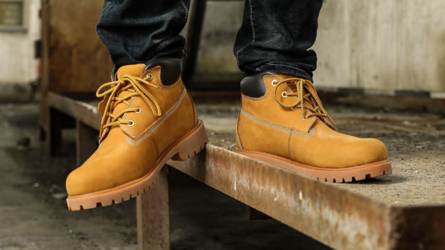 Com solado robusto, acabamento em tons terrosos e proposta urbana, modelo combina a estética das botas de montanha com produções para os dias frios (Foto: Pexels)