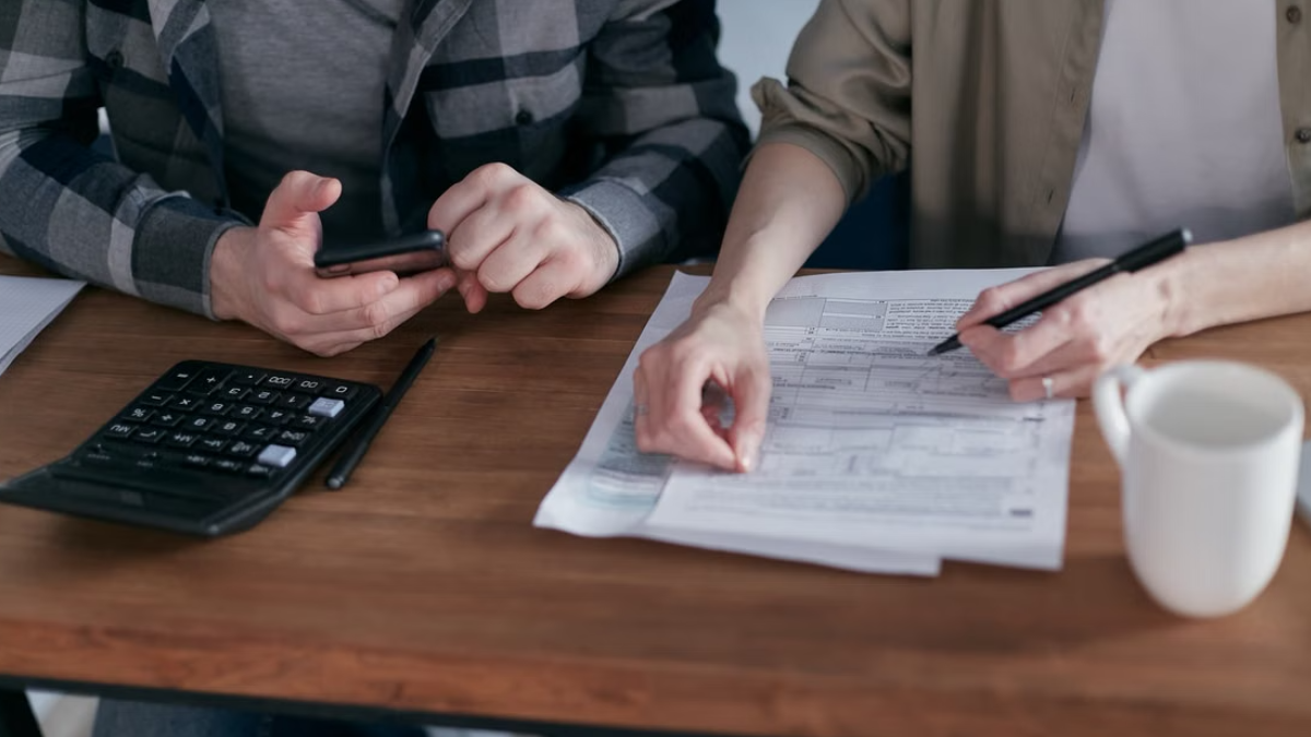 Além do valor inicial, participantes do esquema ainda precisavam pagar cerca de US$ 500 por mês ao falso cônjuge americano enquanto o casamento permanecia ativo (Foto: Mikhail Nilov / Pexels)