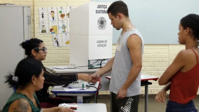 Como funcionam as regras para acompanhantes e crianças na cabine de votação/Bruno Peres/Agência Brasil
